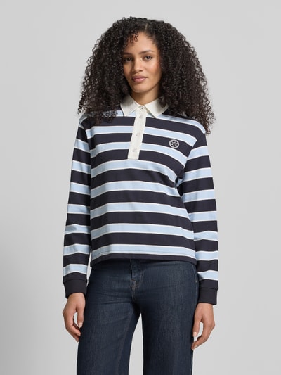 Frauenmodel trägt Longsleeve mit Label-Stitching von Jake*s Casual aus Reine Baumwolle, Regular-Fit, Polokragen, kurze Knopfleiste, gestreift, Ganzkörperansicht von vorne.