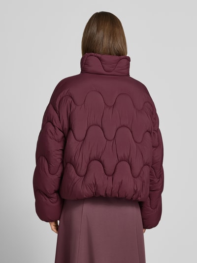 Frauenmodel trägt Loose Fit Steppjacke mit Stehkragen von Jake*s Casual in Unifarben, mit Tunnelzug, Reißverschluss, Ganzkörperansicht Rückansicht.