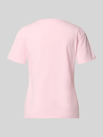 Frauenmodel trägt T-Shirt mit Motiv- und Statement-Stitching Modell 'EMILIE' von MC2 Saint Barth in Rosa, Reine Baumwolle, Regular-Fit, Ganzkörperansicht Rückansicht.