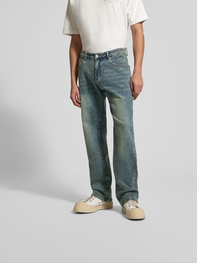 Männermodel trägt Bootcut Fit Jeans aus Baumwoll-Mix von Don't Waste Culture in Blau mit 5-Pocket-Design, Kontrastnähten, Knopf- und Reißverschluss, Ganzkörperansicht von vorne. Innenbeinlänge 42 cm, Bundweite 85 cm, Herren Jeans.
