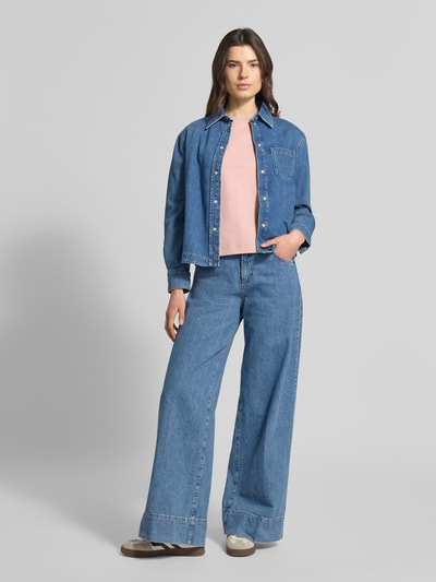 Modelka kobieca ma na sobie T-Shirt mit Rundhalsausschnitt und Label-Stitching od Oui, różowy, bawełna, krój regular fit, widok całej sylwetki z przodu