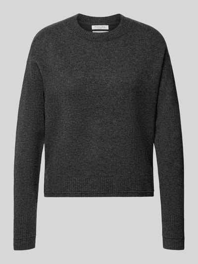 Produktfoto, Strickpullover mit überschnittenen Schultern von Christian Berg Woman, ciemnoszary, luźny krój, prążkowane ściągacze, okrągły dekolt, długie rękawy, długość tyłu w rozmiarze M: 60 cm, długość rękawa w rozmiarze M: 58 cm, tekstura miękka.