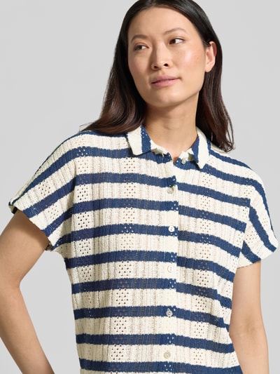 Frauenmodel trägt Regular Fit Poloshirt mit durchgehender Knopfleiste von Christian Berg Woman, Reine Baumwolle, Allover-Look, Nahaufnahme Oberkörper. Rückenlänge bei Größe S: 61 cm.