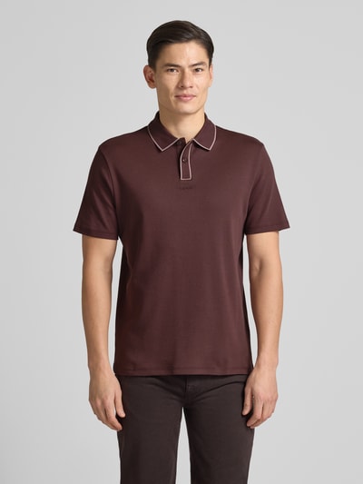 Männermodel trägt Regular Fit Poloshirt aus reiner Baumwolle Modell 'DALUMO' von HUGO, Optik: Unifarben, Ganzkörperansicht von vorne.