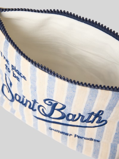 Produktfoto, Tasche mit Logo-Stitching Modell 'Aline' von MC2 Saint Barth aus reiner Baumwolle, gestreiftes Design in Blau-Beige, Hauptfach mit Reißverschluss, Maße 19 cm Breite, 16 cm Länge, 8 cm Tiefe.