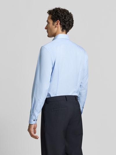 Männermodel trägt Modern Fit Businesshemd aus reiner Baumwolle von OLYMP in Hellblau, feine Struktur, Ganzkörperansicht Rückansicht. Herren Businesshemd von OLYMP.