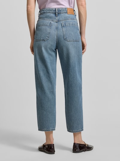Frauenmodel trägt Baloon Jeans im 5-Pocket-Design von Stefanel aus reiner Baumwolle in Loose Fit, blaue Denimstruktur, Ganzkörperansicht Rückansicht.
