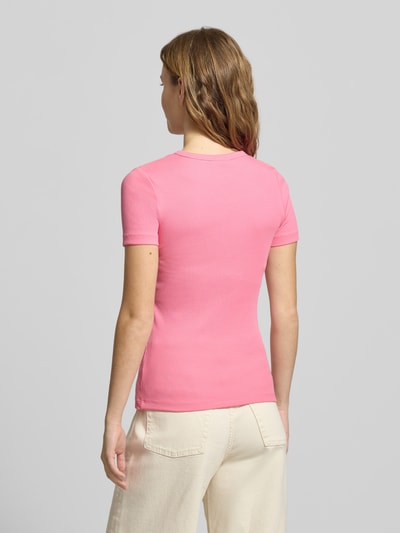 Frauenmodel trägt T-Shirt mit geripptem Rundhalsausschnitt Modell 'FRANKIE' von JJXX in Rosa, Baumwoll-Elasthan-Mix, Slim Fit, Ganzkörperansicht Rückansicht.