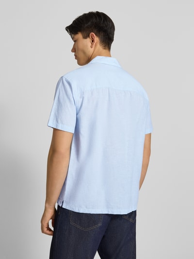 Männermodel trägt Regular Fit Freizeithemd aus Baumwoll-Leinen-Mix von Jack & Jones, hellblau, Modell BREEZE, Rückenansicht.