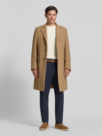 Männermodel trägt Tapered Fit Hose aus Baumwoll-Mix Modell 'C-Perin' von BOSS in Dunkelblau, Herren Schmale Hose, Ganzkörperansicht von vorne.