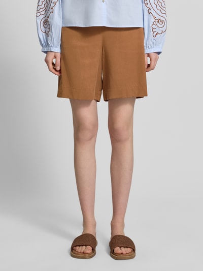 Frauenmodel trägt Straight Fit Shorts und Leinen-Anteil von Marc O'Polo, unifarben, elastischer Bund, seitliche Eingrifftaschen, Ganzkörperansicht von vorne.