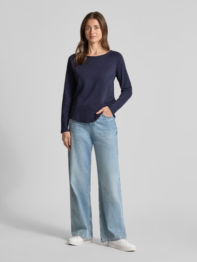 Frauenmodel trägt Longsleeve mit Rundhalsausschnitt und Rollsaum von Smith and Soul, Reine Baumwolle, Regular-Fit, dunkelblau, Rückenlänge bei Größe S 56 cm, Ganzkörperansicht von vorne