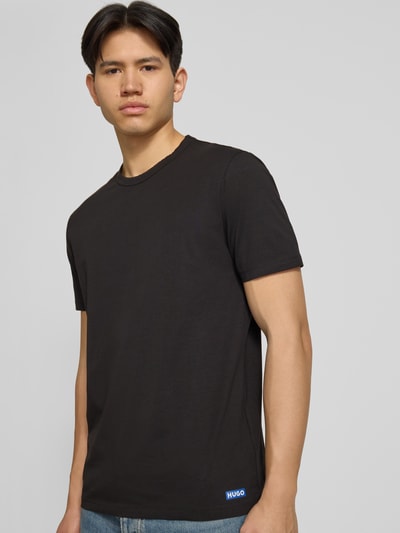 Männermodel trägt Regular Fit T-Shirt-Set aus Baumwoll-Mix Modell 'NAOLO' von HUGO Blue, unifarben, Label Print, Ganzkörperansicht von vorne.