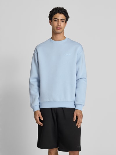 Männermodel trägt Sweatshirt mit Rundhalsausschnitt und Logo von REVIEW aus mieszanka bawełny, krój regular fit, jasnoniebieski, Ganzkörperansicht von vorne