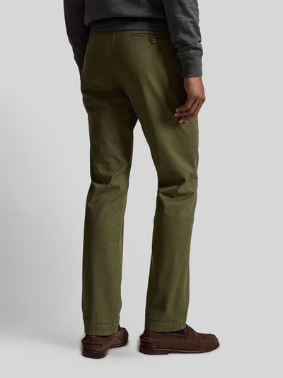 Mężczyzna model nosi proste spodnie z mieszanki bawełny 'Gerade Hose aus Baumwoll-Mix' od Polo Ralph Lauren w kolorze oliwkowym, widok całej sylwetki z tyłu.