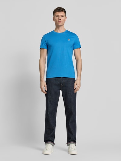 Männermodel trägt Slim Fit T-Shirt mit Rundhalsausschnitt von PAUL SMITH aus Reiner Baumwolle, leuchtend blau, Stitching, Ganzkörperansicht von vorne.