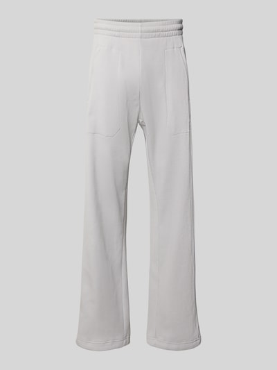 Produktfoto, rechte witte Straight Fit Sweatpants met structuurpatroon model 'Essentials' van adidas Originals, materiaalmix met katoen, elastische band, steekzakken, binnenbeenlengte maat M 77 cm.