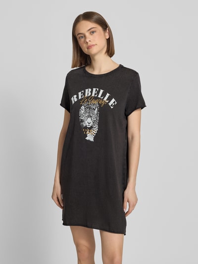Frauenmodel trägt Leicht ausgestelltes Freizeitkleid aus reiner Baumwolle Modell 'LUCY' von Only, Melange-Optik, Motiv-Print, Glitzer-Print, Mini-Länge, Rundhals, Kurzarm, gerade Jersey-Struktur, Ganzkörperansicht von vorne.