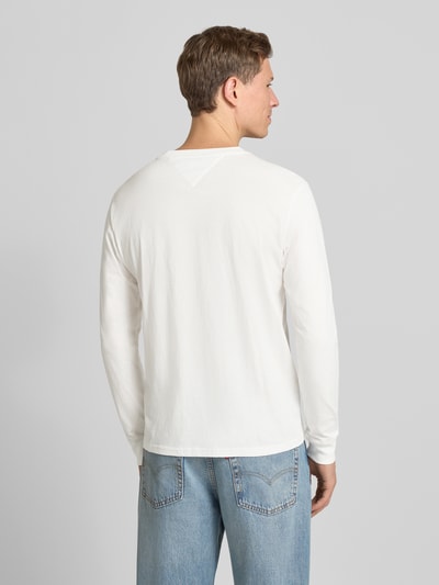 Männermodel trägt Slim Fit Langarmshirt aus reine Baumwolle von Tommy Jeans, Optik: Unifarben, Ganzkörperansicht Rückansicht.