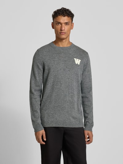 Wood Wood Sweter z dzianiny z haftem i okrągłym dekoltem model ‘Tay’ Średnioszary 4