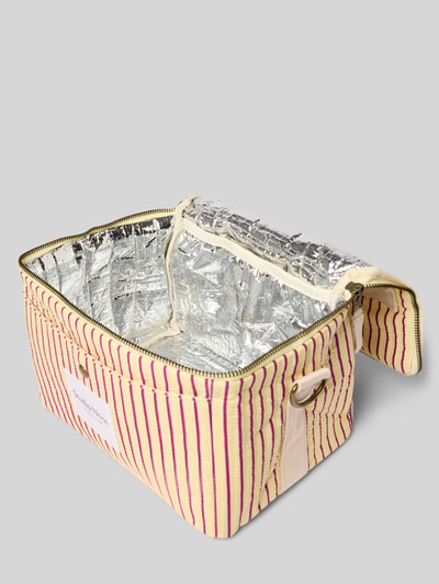 Produktfoto, Kühltasche mit Logo-Patch Modell 'Poplin' von STUDIO NOOS, gestreiftes Muster in Gelb und Rot, Hauptfach mit Reißverschluss, abnehmbarer Schulterriemen, Szerokość w rozmiarze 1: 25 cm, długość 16 cm, głębokość 17 cm, długość paska 94 cm, faktura materiału tekstylnego z metalicznym wnętrzem
