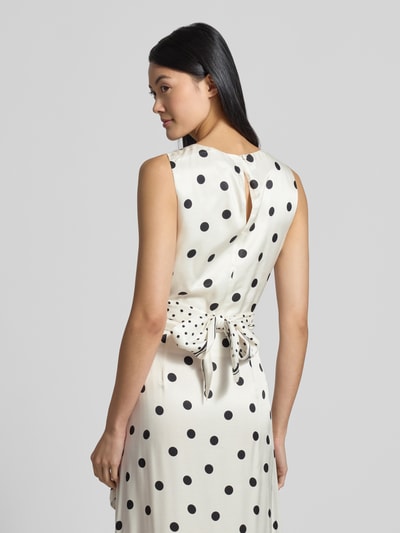 Vrouwenmodel draagt Regular Fit Blusentop uit zuiver viscose Model 'Veira' van Ted Baker, dames blousetop, mouwloos design, ruglengte maat 36: 41 cm, mouwlengte maat 36: 22 cm, effen crème met zwarte stippen, zacht glanzende textuur, detailopname rugaanzicht.