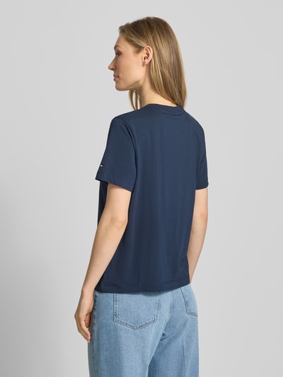 Frauenmodel trägt Regular Fit T-Shirt aus Baumwoll-Mix von Tommy Hilfiger in Optik: Unifarben, Jersey, Logo-Stitching, Ganzkörperansicht Rückansicht.