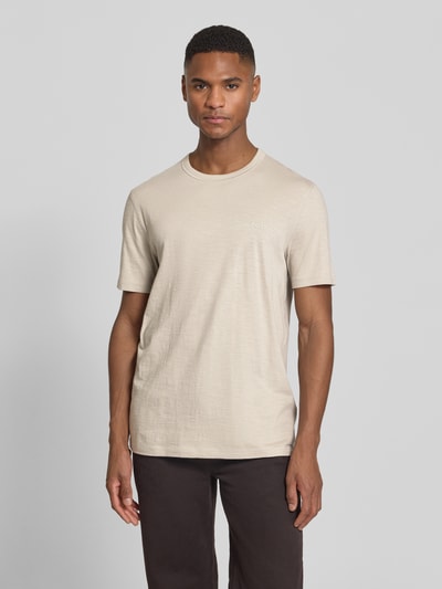 Männermodel trägt Regular Fit T-Shirt aus strukturierter Baumwolle Modell 'TEGOOD' von BOSS Orange, unifarben, Rundhals, Oberkörperansicht von vorne.