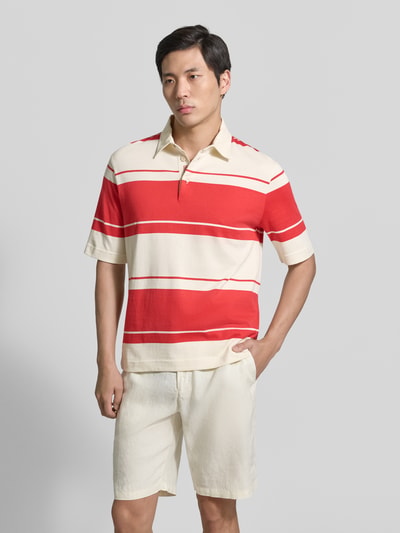 Männermodel trägt Regular Fit Poloshirt im kurzärmeligen Design Modell 'Rugger' von Gant in Reine Baumwolle, Ganzkörperansicht von vorne.