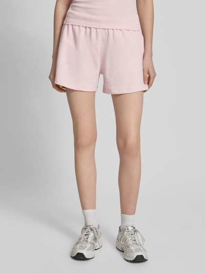 Frauenmodel trägt Kurze Sweatshort mit Stickerei von REVIEW in zartem Rosa, Baumwoll-Viskose-Mix, Regular-Fit, elastischer Bund, Ganzkörperansicht von vorne.