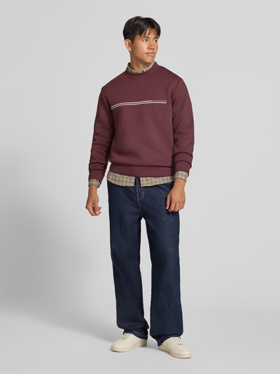 Męski model nosi Relaxed Fit Sweatshirt z dodatkiem wiskozy Model 'Fusion' od JACK & JONES, Mieszanka materiałów, nadruk z logo, krój z długim rękawem, elastyczne wykończenia, długość tyłu w rozmiarze M: 66 cm, długość rękawów w rozmiarze M: 66 cm, widok całej sylwetki z przodu