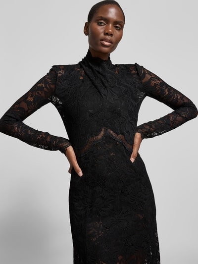 Frauenmodel trägt Maxikleid aus Spitze mit Stretch-Anteil von Rabanne, schwarzer Elastischer-Material-Mix, Körpernahe Passform, Stehkragen, Langärmelig, Gesamtänge 149 cm, Brustweite 40 cm, Taillenweite 31 cm, Nahaufnahme Oberkörper.