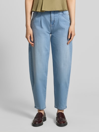 Kobiece modelka nosi Barrel Fit Jeans mit Label-Detail Modell 'Carlotta' od Gang, mieszanka bawełny z dodatkiem streczu, wpuszczane kieszenie, jasnoniebieski, szerokość w rozmiarze 27: 38 cm, długość wewnętrzna nogawki w rozmiarze 27: 71 cm, całkowity przód zbliżenie na dolną część ciała.