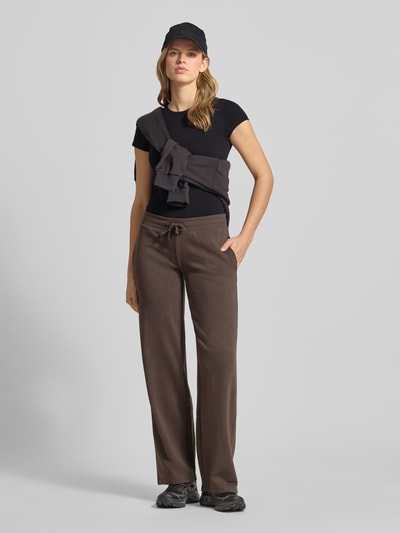 Frauenmodel trägt T-Shirt mit Rundhalsausschnitt von REVIEW aus Baumwoll-Elasthan-Mix, Slim-Fit, Damen T-Shirt, Rückenlänge 51 cm, Ganzkörperansicht von vorne.