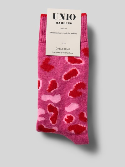 Produktfoto, Socken mit geripptem Abschluss von Unio im pinken Leopardenmuster, Baumwoll-Viskose-Mix mit Kaschmir-Anteil, körpernaher Schnitt