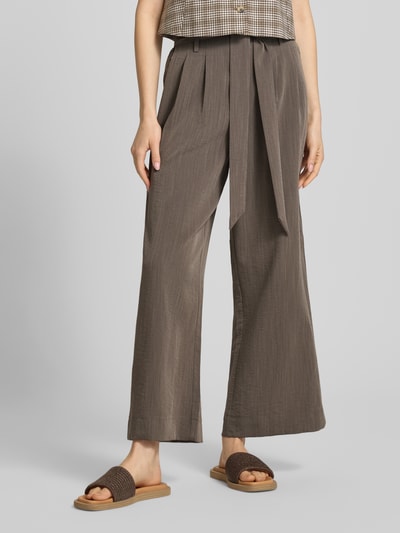 Vrouwenmodel draagt Regular Fit bandplooibroek uit viscosemix model 'MARSA' van Only, look: effen, high waist, strikceintuur, viscosemix. Detailopname onderlichaam.