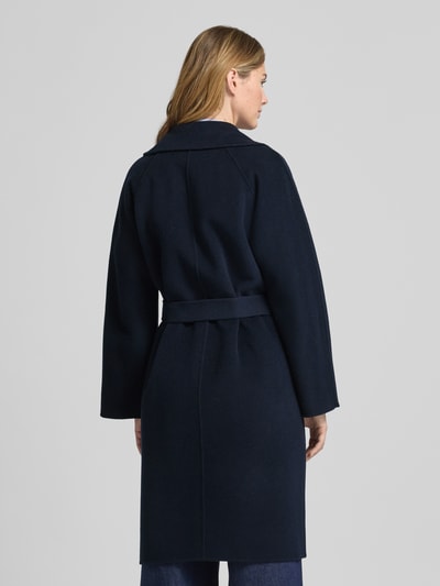 Frauenmodel trägt Regular Fit Wollmantel aus Schurwoll-Mix Modell 'CIVADA' von Weekend Max Mara in Dunkelblau, unifarben, Ganzkörperansicht Rückansicht.