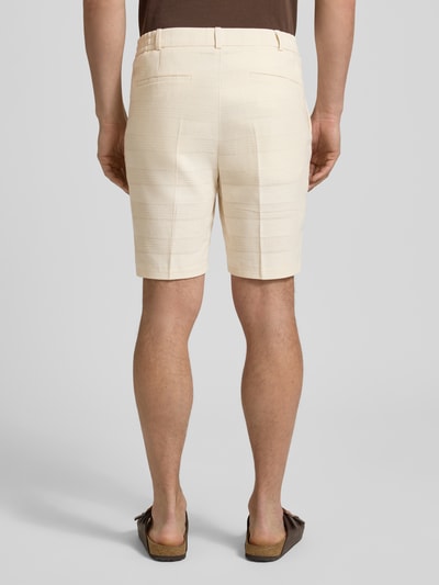 Männermodel trägt Shorts mit Strukturmuster und Eingrifftaschen von Zuitable in Beige, Reine Baumwolle, Straight Fit, Ganzkörperansicht Rückansicht.