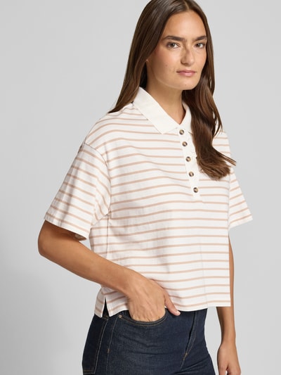 Frauenmodel trägt Poloshirt mit kurzer Knopfleiste von Christian Berg Woman aus Reine Baumwolle, Gerader-Schnitt, 1/2-Arm, Polokragen, cremeweiß mit beigefarbenen Streifen, Ganzkörperansicht von vorne.