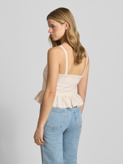 Vrouwenmodel draagt lichtbeige kort topje van katoen- en viscosemix model 'MERA' van Only, dames top. Volledige achteraanzicht.