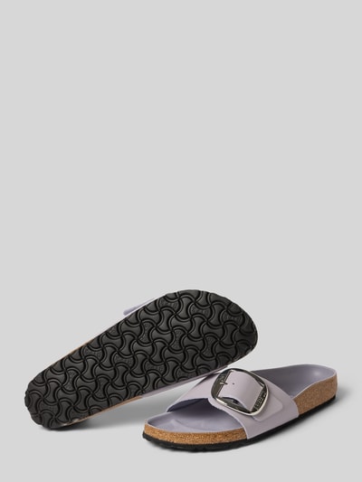 Productfoto, slippers van echt leer Model 'Madrid' van Birkenstock in lila met brede riem en doornsluiting in metallic, afgerond model, geprofileerde zool, hakhoogte maat 40: 4 cm, open design