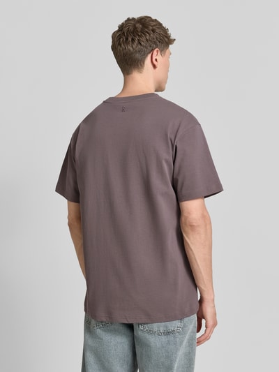 Männermodel trägt Relaxed Fit T-Shirt aus reiner Baumwolle Modell 'MAARKOS HEAVY WEIGHT' von Armedangels, unifarbenes Jersey, Logo-Stitching, Ganzkörperansicht Rückansicht