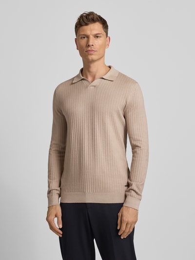 Männermodel trägt Strickpullover mit Umlegekragen Modell 'Galdino' von JOOP! Collection, Baumwoll-Mix, Slim-Fit, Strukturmuster, Label-Detail, Beige, Ganzkörperansicht von vorne.