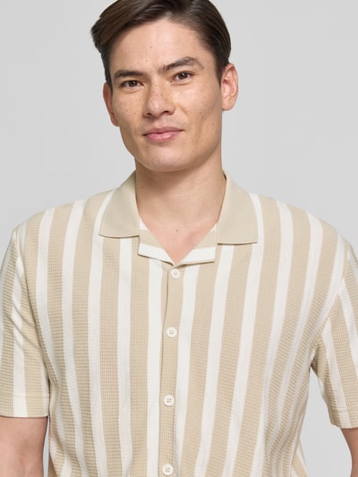 Männermodel trägt Regular Fit Freizeithemd aus reiner Baumwolle von Marc O'Polo in Strickoptik, gestreift, Nahaufnahme Oberkörper.