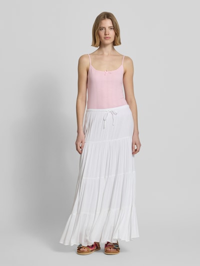 Frauenmodel trägt Regular Fit Trägertop aus reiner Baumwolle Modell 'MARIE' von Pieces, Optik: Unifarben, Muster: Struktur, Rundhals, Spaghettiträger, Material: Reine Baumwolle; Ganzkörperansicht von vorne.