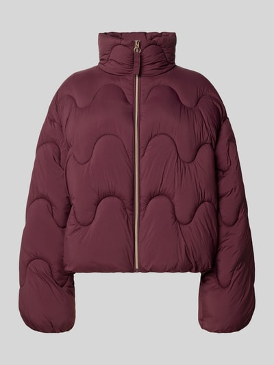 Produktfoto, Loose Fit Steppjacke mit Stehkragen von Jake*s Casual in Dunkelrot, unifarben mit Wellenmuster, Reißverschluss, elastische Bündchen, Tunnelzug, Eingrifftaschen