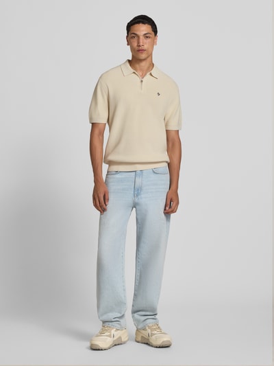Męskimodel nosi Boxy Fit Poloshirt mit Logo-Stitching od REVIEW z bawełny, kołnierzyk polo, zamek błyskawiczny, pudełkowy krój, przód, pełna sylwetka