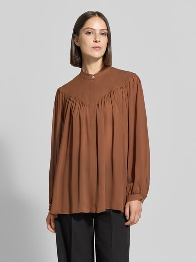 Vrouwenmodel draagt Relaxed fit blouse uit zuiver viscose Model 'Bravo' van Marella in effen bruin met opstaande kraag, lange mouwen, ruglengte maat 36: 71 cm, mouwlengte maat 36: 64 cm; geheel vooraanzicht.