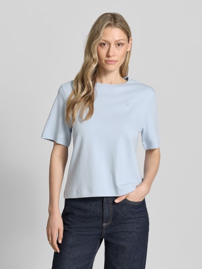 Frauenmodel trägt Damen T-Shirt von Oui, Reine Baumwolle, Gerader-Schnitt, Rundhalsausschnitt, Logo-Stitching, Modell 'SVEHA', Ganzkörperansicht von vorne.