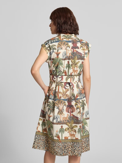 Frauenmodel trägt Hemdblusenkleid im Allover-Look mit Bindegürtel von MORE & MORE, Reine Baumwolle, A-Linie, Midikleid, Rückansicht.